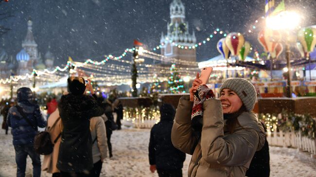 Прохожие на Красной площади в Москве