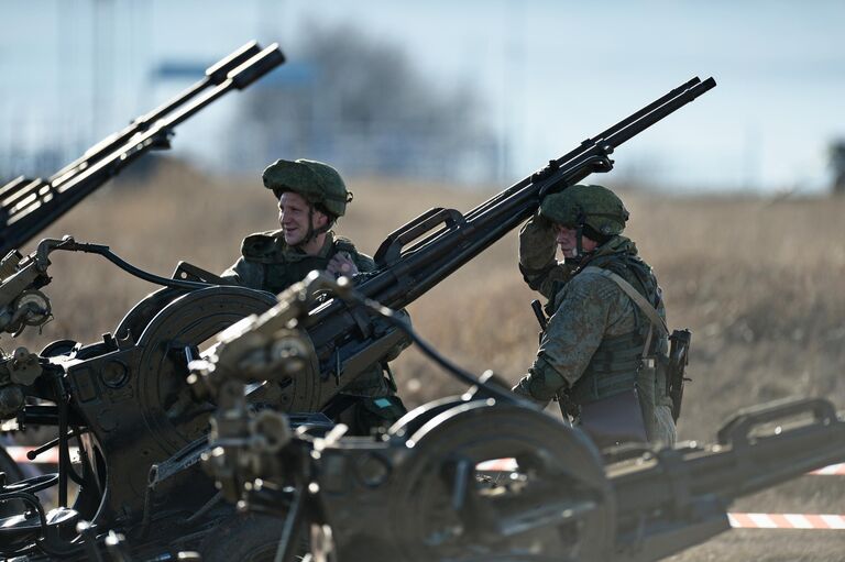 Военнослужащие береговой обороны Черноморского флота во время отборочных соревнований в конкурсе Танковый биатлон на полигоне Ангарский в Крыму