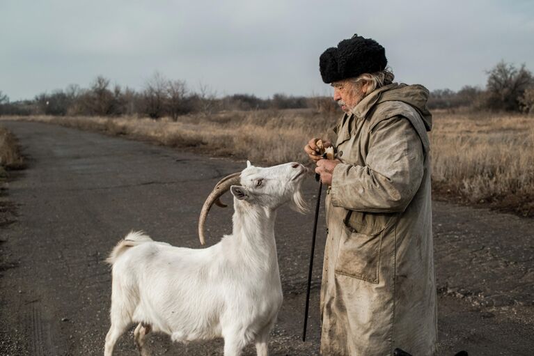 Мужчина в поселке Донецкий Луганской области