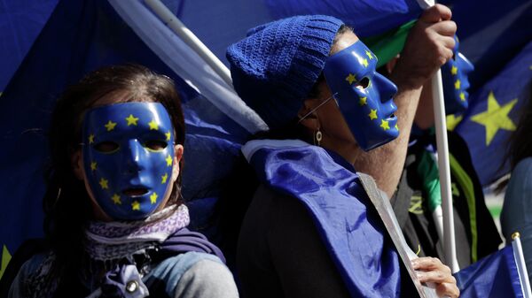 Девушки в масках с символикой Евросоюза