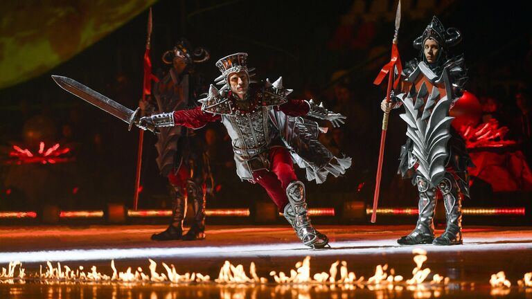 Фигурист Повилас Ванагас (в центре) выступает в ледовом шоу Спящая красавица. Легенда двух королевств во дворце спорта Мегаспорт на Ходынском поле в Москве