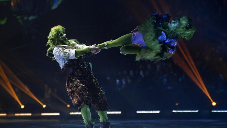 Фигуристы Нодари Майсурадзе и Елена Йованович выступают в ледовом шоу Спящая красавица. Легенда двух королевств во дворце спорта Мегаспорт на Ходынском поле в Москве