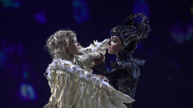 Фигуристка Татьяна Навка (справа) выступает в ледовом шоу Спящая красавица. Легенда двух королевств во дворце спорта Мегаспорт на Ходынском поле в Москве