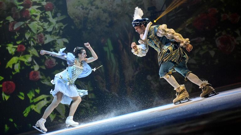 Фигуристы Алина Загитова и Ондржей Готарек выступают в ледовом шоу Спящая красавица. Легенда двух королевств во дворце спорта Мегаспорт на Ходынском поле в Москве