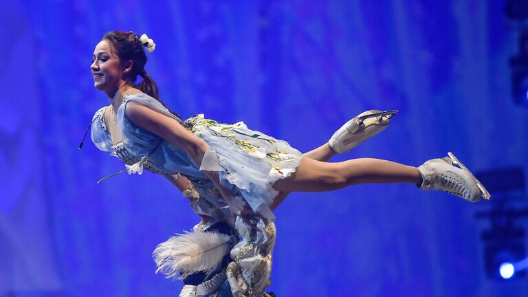 Фигуристы Алина Загитова и Ондржей Готарек выступают в ледовом шоу Спящая красавица. Легенда двух королевств во дворце спорта Мегаспорт на Ходынском поле в Москве