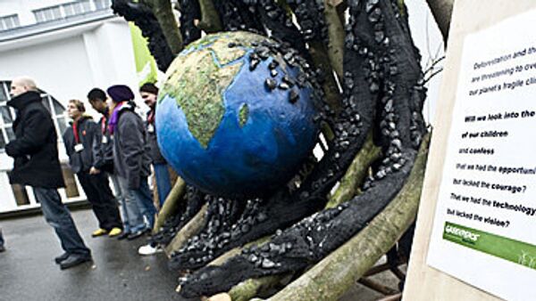 Участников конференции в Познани встречает трехметровая статуя Земли