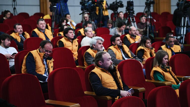 Журналисты на брифинге официального представителя Министерства иностранных дел России Марии Захаровой в Москве