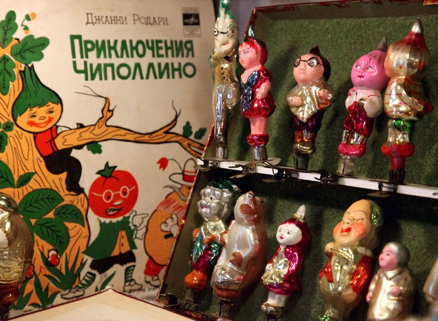 Экспонаты из коллекции елочных игрушек и украшений 1930-1970-х годов Ирины Кейчиной на выставке советских елочных игрушек Возвращение в детство во Владивостоке