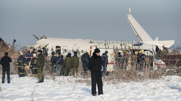 Сотрудники спасательной службы и полиции работают на месте крушения самолета Fokker 100 казахстанской авиакомпании Bek Air