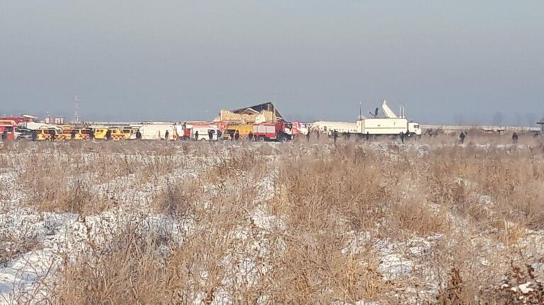 Сотрудники спасательной службы и полиции работают на месте крушения самолета Fokker 100 казахстанской авиакомпании Bek Air, следовавшего рейсом Алма-Ата - Нур-Султан