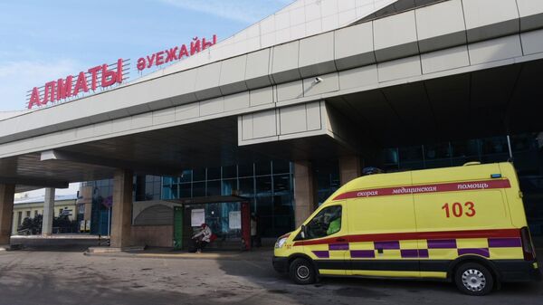 Автомобиль скорой помощи у здания аэропорта Алматы