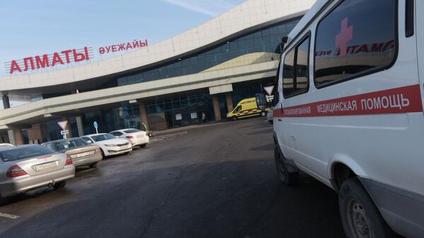 Автомобили скорой помощи у здания аэропорта Алматы. Самолет Fokker 100 казахстанской авиакомпании Bek Air
