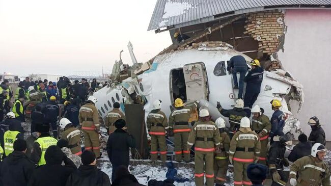 Место крушения самолета Fokker 100 казахстанской авиакомпании Bek Air