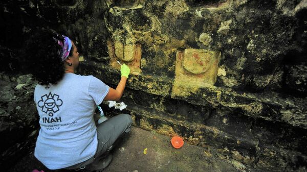 Археолог работает в храме цивилизации майя в археологическом районе Кулуба, штат Юкатан, Мексика