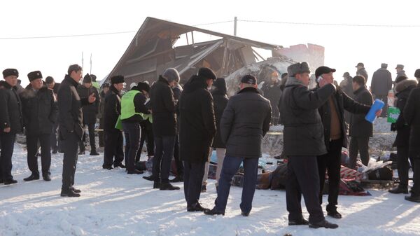 Сотрудники спасательной службы на месте крушения самолета Fokker 100 казахстанской авиакомпании Bek Air, следовавшего рейсом Алма-Ата – Нур-Султан