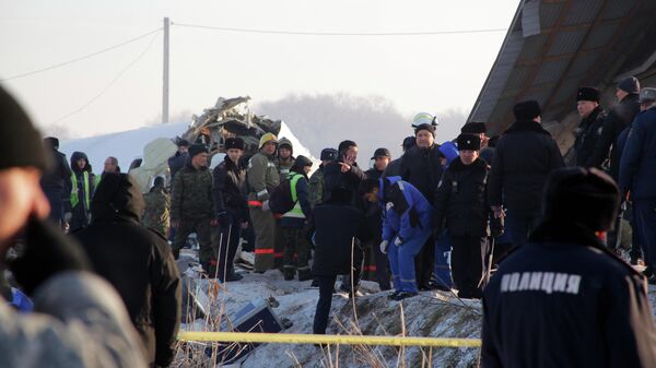Сотрудники спасательной службы и полиции работают на месте крушения самолета Fokker 100 казахстанской авиакомпании Bek Air, следовавшего рейсом Алма-Ата – Нур-Султан