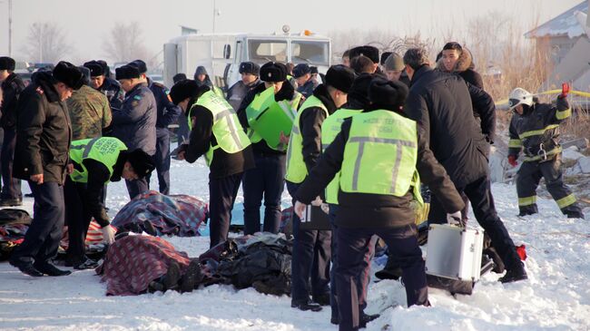 Сотрудники спасательной службы и полиции работают на месте крушения самолета Fokker 100 казахстанской авиакомпании Bek Air, следовавшего рейсом Алма-Ата – Нур-Султан