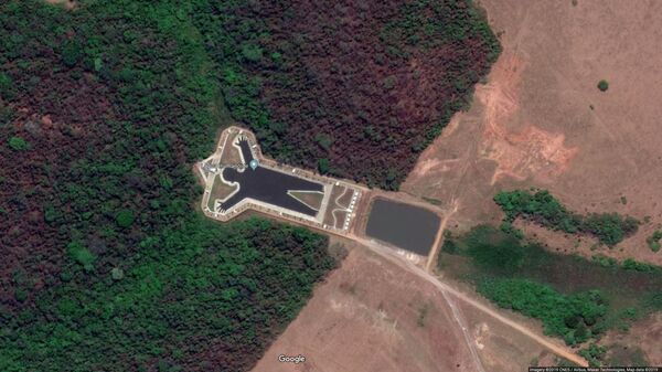 Озеро в форме фигуры человека в штате Сан-Паулу, Бразилия.  Его заметили на снимках со спутника интернет-пользователи. Кто и зачем его создал, неизвестно, так как водоем расположен на частных землях.