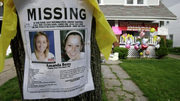 Объявление о пропаже Аманды Берри возле ее дома