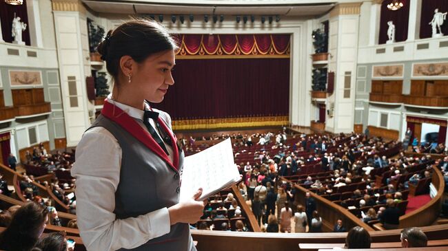 Сотрудница театра перед началом спектакля