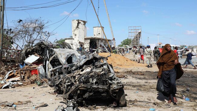 На месте взрыва заминированного автомобиля в Могадишо, Сомали. 28 декабря 2019