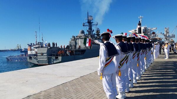Иранские моряки приветствуют российский корабль во время совместных военно-морских учений России, Ирана и Китая. Архивное фото