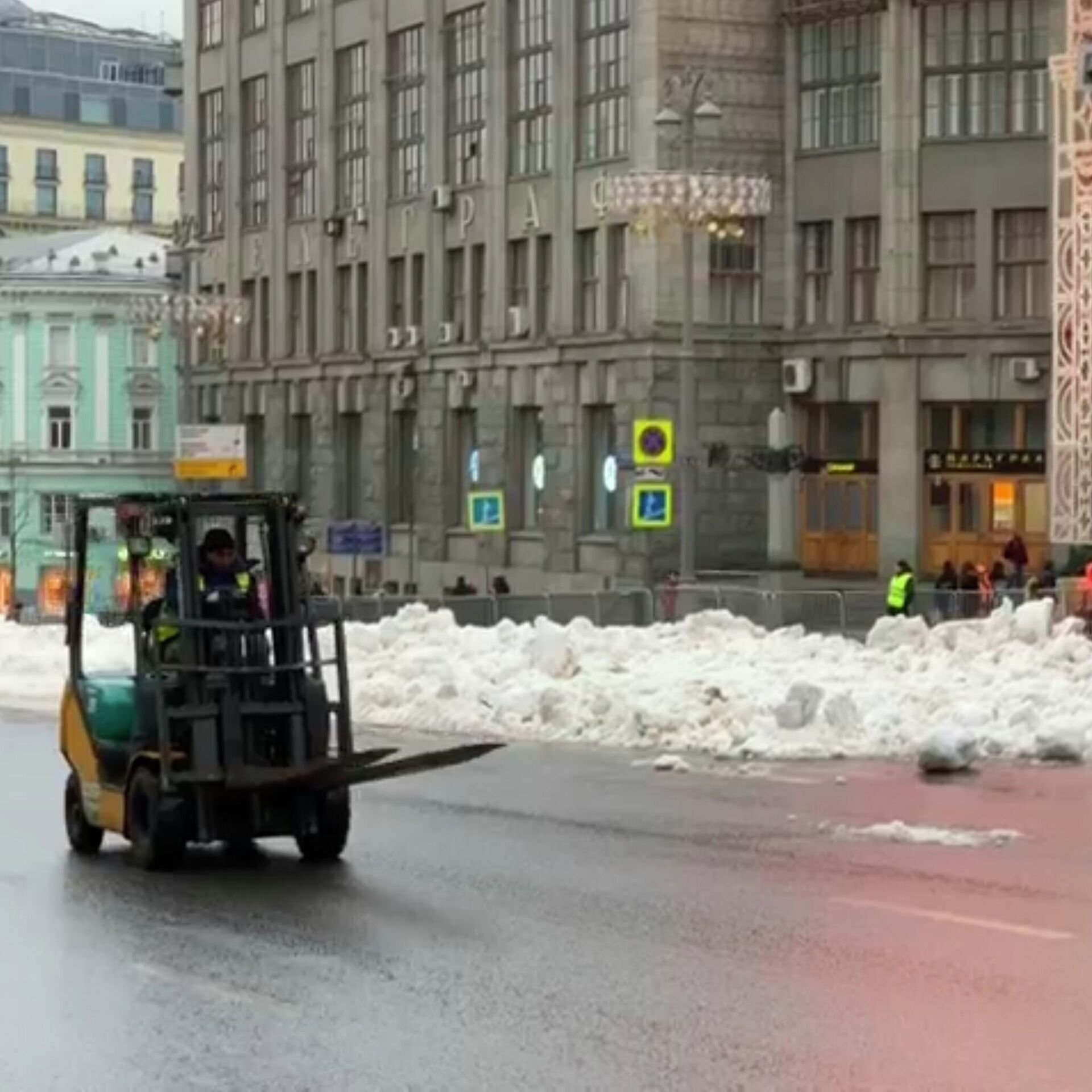 Московские власти объяснили появление сугробов в центре города - РИА  Новости, 03.03.2020