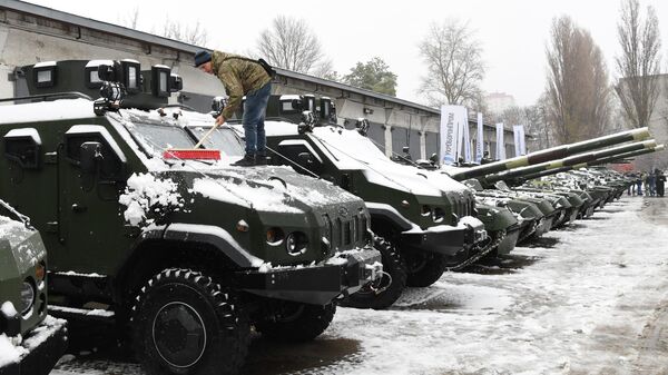 Передача вооружения украинской армии на заводе ГК Укроборонпром в Киеве