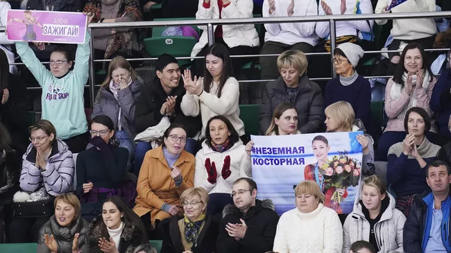 Болельщики поддерживают Алену Косторную