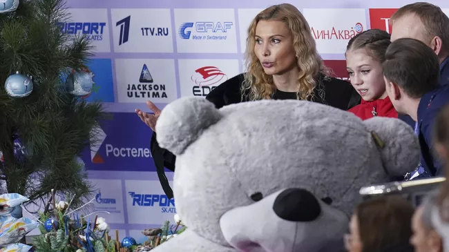 Фигуристка Александра Трусова и ее тренер Этери Тутберидзе