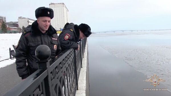 Лейтенант полиции Денис Ступников и старший сержант полиции Сергей Лукьянов. Стоп-кадр видео