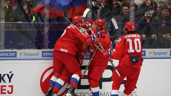 Игроки сборной России радуются забитому голу