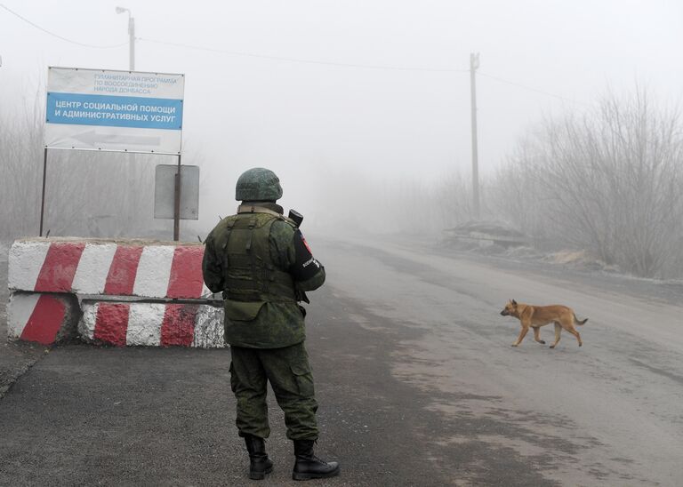 Военнослужащий ДНР на КПП на окраине города Горловка 