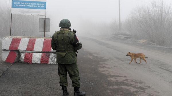 Военнослужащий ДНР на КПП на окраине города Горловка 