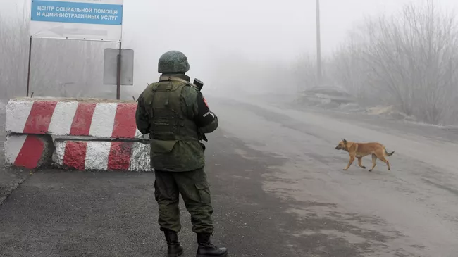 Военнослужащий ДНР на КПП на окраине города Горловка Военнослужащий ДНР на КПП на окраине города Горловка