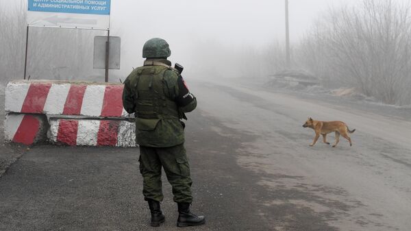 Военнослужащий ДНР на КПП на окраине города Горловка 