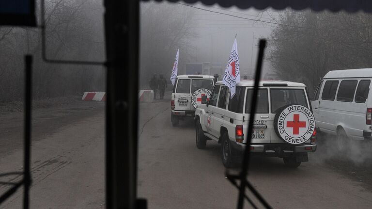 Автомобили Красного креста на КПП, где должна произойти процедура обмена военнопленными между ДНР, ЛНР и Украиной в Донецкой области