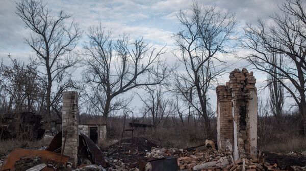 Стена разрушенного дома в поселке Доломитное Донецкой области