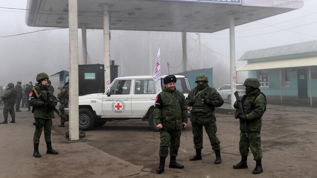 Представители ДНР на КПП на окраине города Горловка в Донецкой области, где должна произойти процедура обмена военнопленными
