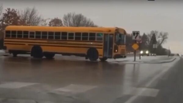 Дороги стали катком. В США школьный автобус пронесся боком по трассе