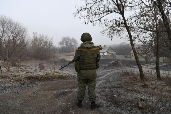 Военнослужащий армии ДНР на КПП на окраине города Горловка в Донецкой области