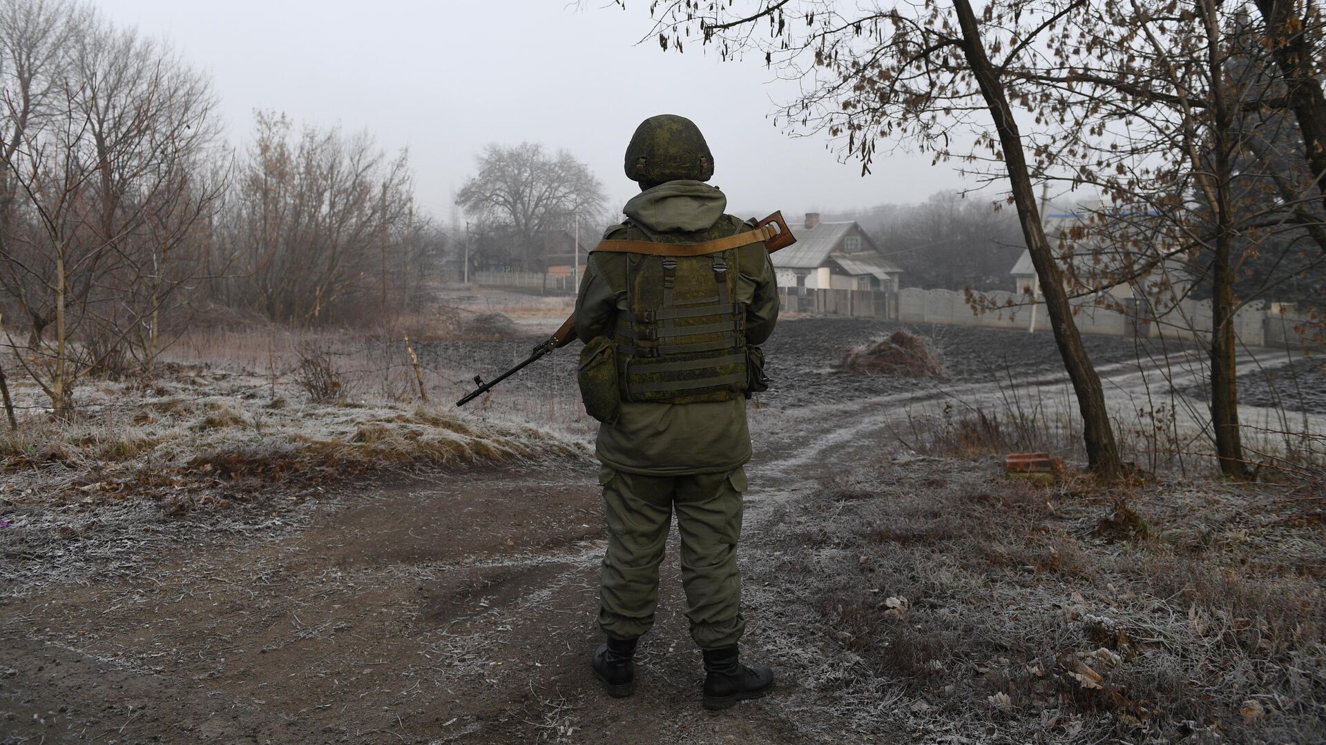 Военнослужащий армии ДНР на КПП на окраине города Горловка в Донецкой области - РИА Новости, 1920, 06.09.2021