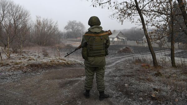 Военнослужащий армии ДНР на КПП на окраине города Горловка в Донецкой области