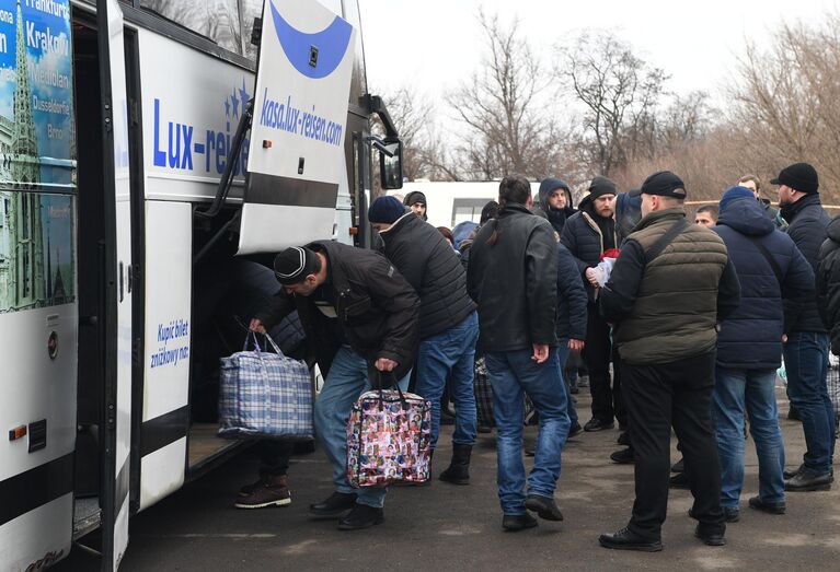 Пленные, возвращенные украинской стороной на КПП на окраине города Горловка в Донецкой области