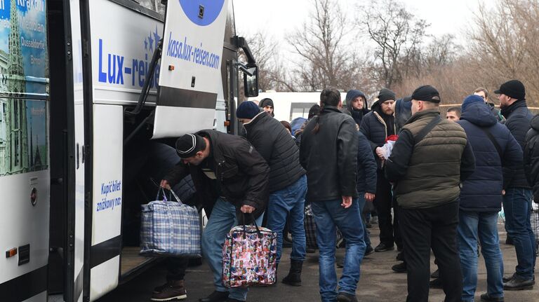 Пленные, возвращенные украинской стороной на КПП на окраине города Горловка в Донецкой области