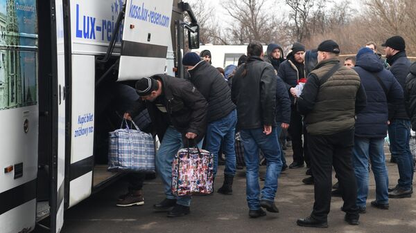 Пленные, возвращенные украинской стороной на КПП на окраине города Горловка в Донецкой области