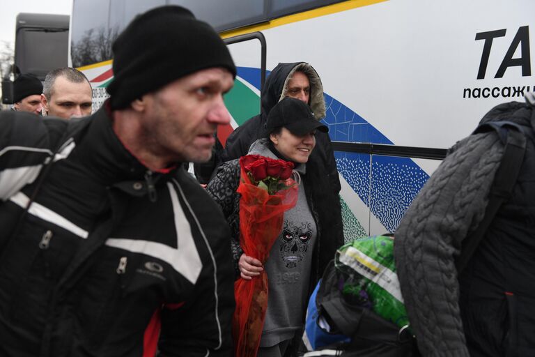 Пленные, возвращенные украинской стороной на КПП на окраине города Горловка в Донецкой области