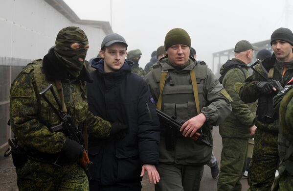 Представители ДНР и граждане Украины, удерживаемые на территории ДНР и ЛНР, на КПП на окраине города Горловка в Донецкой области
