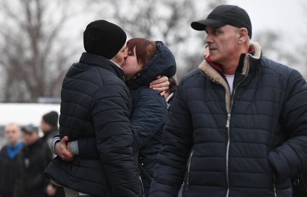 Родные встречают пленных, возвращенных украинской стороной на КПП на окраине города Горловка в Донецкой области
