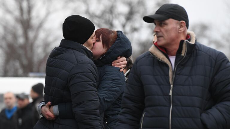 Родные встречают пленных, возвращенных украинской стороной на КПП на окраине города Горловка в Донецкой области